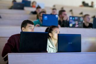 Pirmasis šalyje masinis atviras internetinis kursas MAIK atviras visiems, kurie nori patobulinti ar įgyti naujų žinių IT srityje. Pirmasis šalyje masinis atviras internetinis kursas MAIK atviras visiems, kurie nori patobulinti ar įgyti naujų žinių IT srityje.