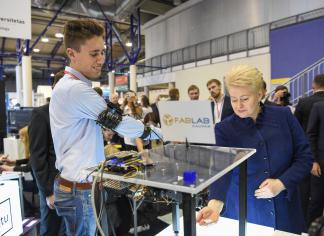 Prezidentė atidaro moderniųjų technologijų parodą „Išmani Lietuva“. Lietuvos Respublikos Prezidento kanceliarijos nuotrauka/Robertas Dačkus