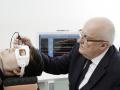 KTU profesorius Arminas Ragauskas demonstruoja neinvazinį galvospūdžio matavimo aparatą/EPB nuotrauka