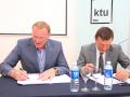 KTU rektorius prof. P. Baršauskas ir  „KG Group" vadovas dr. T. Barštys pasirašo bendradarbiavimo sutartį (Vytauto Skuodo nuotr.)