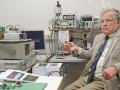Prof. Kazimiero Baršausko ultragarso mokslo instituto vyresnysis mokslo darbuotojas Algirdas Vileišis demonstruoja sukurtą ultragarsinį keitiklį