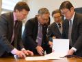 „Hitachi“ ir KTU bendradarbiavimo sutarties pratęsimo pasirašymo akimirkos