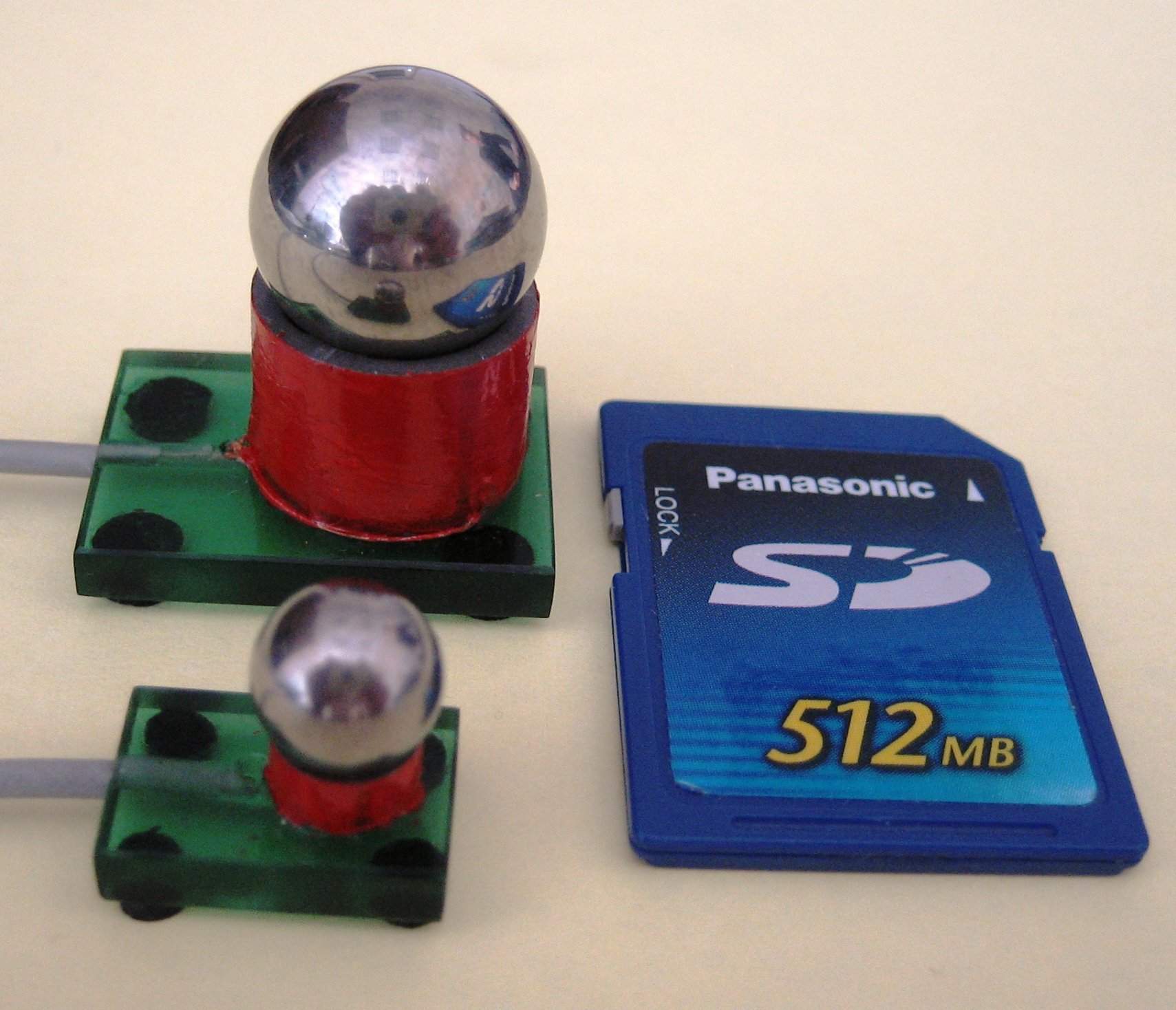 Miniatiūriniai 3D nano- ir pikopalydovų erdvinės padėties valdymo įtaisai
