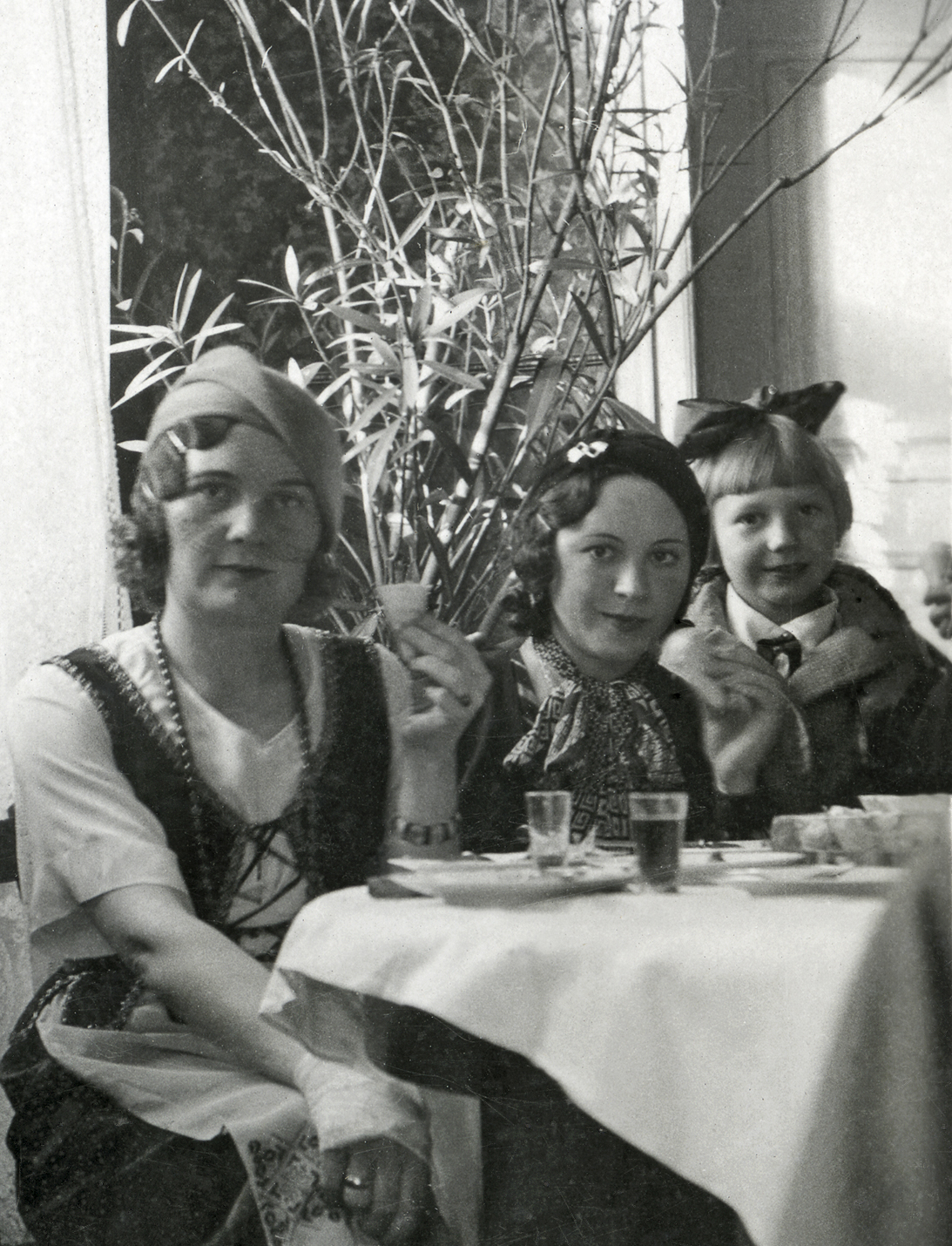 Arbatinėje. Viduryje – Julija Paulauskaitė (Zaborskienė). Juozo Zaborskio nuotrauka. Manoma, Ukmergė, apie 1933–1935 m.