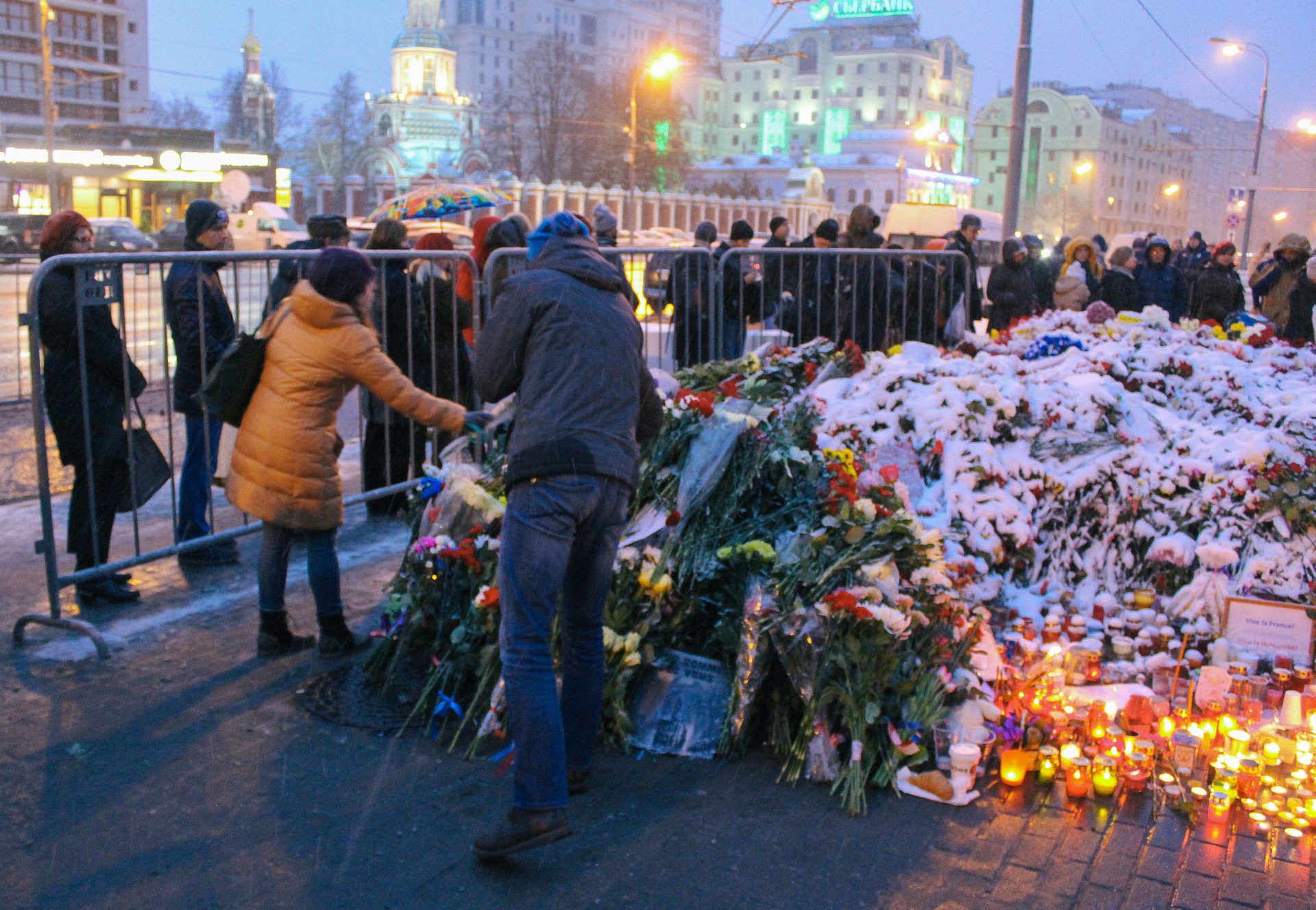 Pagerbiamos teroristų išpuolių Paryžiuje aukos. Wikimedia.org nuotr.