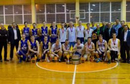 KTU krepšinio turnyro „Rektoriaus taurė 2015“ trofėjus grįžta į Elektros ir elektronikos fakultetą