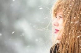 Žiemos sezono „dovana“ – įsielektrinę plaukai. Kaip to išvengti?