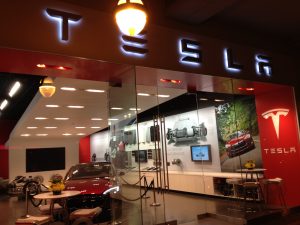 KTU absolventas apie darbą „Tesla“: dinamiškumas, karjeros galimybės ir nuolatinės kelionės elektromobiliais