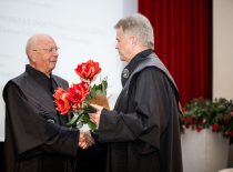 08-Prof. K. Schwabas (kairėje) ir KTU Senato pirmininko pavaduotojas V. ...