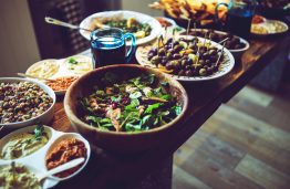 Šventinis stalas be sugedusių patiekalų ir maisto švaistymo: kaip išvengti nusivylimo ir nuostolių?