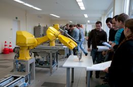 Panevėžio verslo iššūkis: jau dirba robotai, bet trūksta žmonių