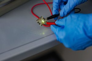 KTU sukurti organiniai šviesos diodai
