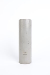 ritinio formos pilka betoninė vaza su kvadratiniu KTU logotipu ant paviršiaus