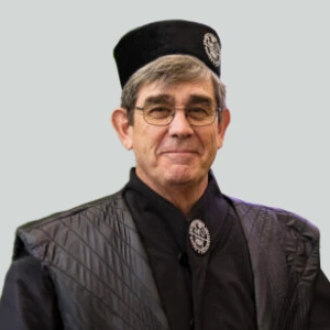 KTU garbės daktaras Henry William Chesbrough po garbės daktaro vardo suteikimo ceremonijos. Nuotraukoje jis vilki akademinę togą ir kepurę bei žvelgia į kamerą.