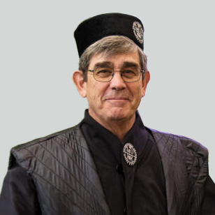 KTU garbės daktaras Henry William Chesbrough po garbės daktaro vardo suteikimo ceremonijos. Nuotraukoje jis vilki akademinę togą ir kepurę bei žvelgia į kamerą.