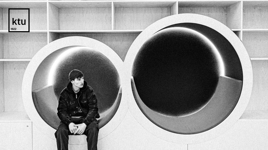 Studijuok dėl savęs – rinkis studijas KTU. Studentas sėdi futuristinio dizaino nišoje KTU studentų miestelio interjere. Remigijaus Ščerbausko juodai balta fotografija išryškina architektūrinę geometriją. KTU logotipas viršuje kairėje.