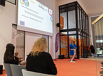 Moteris kalba į mikrofoną KTU Socialinių, humanitarinių mokslų ir menų fakulteto renginyje