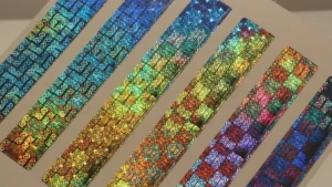 Holografinių ženklų technologijos dedamos ant automobilių numerių, įvairių gaminių pakuočių, bilietų į renginius bei diplomų.