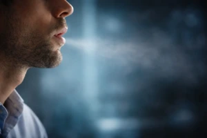 Tai, ką iškvepiame, gali įspėti apie ligą: KTU mokslininkai kuria jutiklius, kurie „perskaito“ iškvėpto oro sudėtį