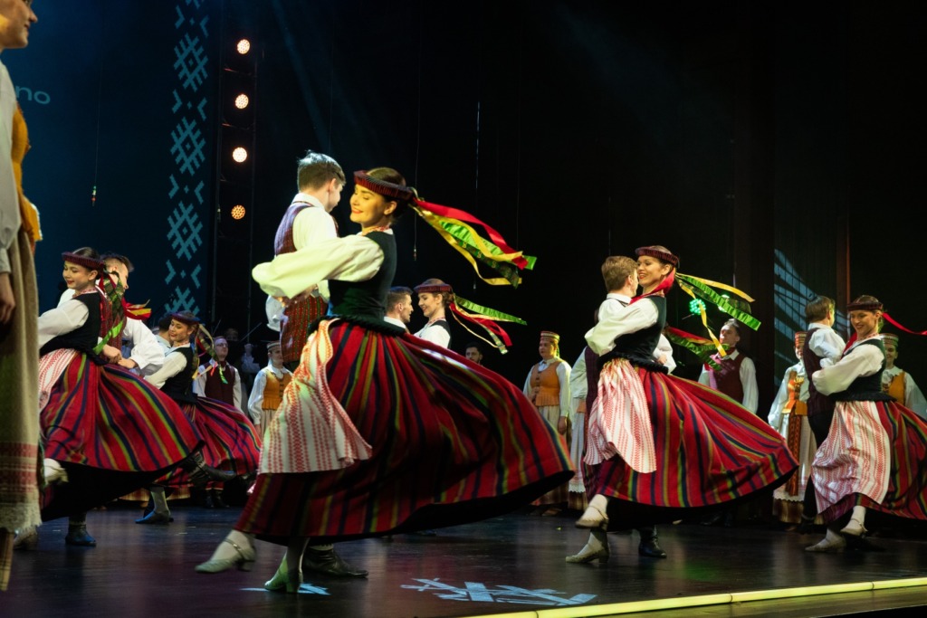 KTU tautinio meno ansamblis &bdquo;Nemunas&ldquo; pasirodymo metu