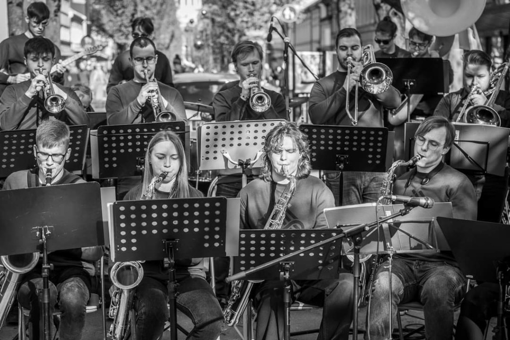 &bdquo;The BrassBees&ldquo; nariai pasirodymo metu groja instrumentais