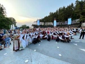 KTU tautinio meno ansamblis &bdquo;Nemunas&ldquo; Dainų &scaron;ventės metu, pozuoja prie&scaron; objektyvą su tautiniais kostiumais