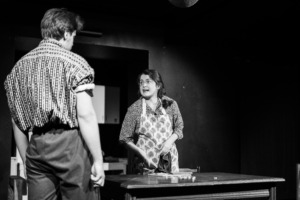 KTU teatro studija „44“ Du teatro studijos nariai ginčijasi prie stalo
