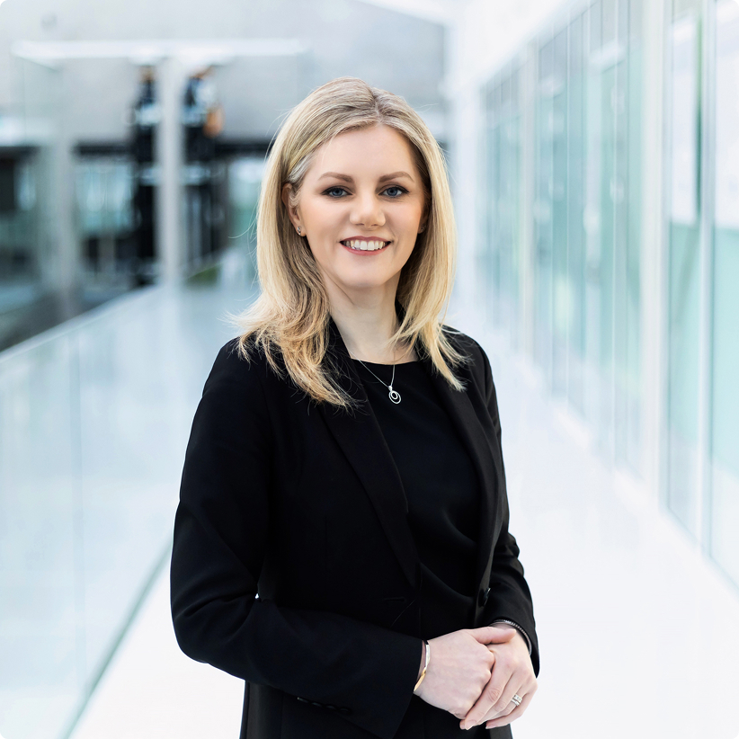 KTU studijų prorektorė doc. dr. Kristina Ukvalbergienė KTU studijų prorektorės portretinė nuotrauka. Moteris šviesiais banguotais plaukais vilki juodą švarką ir šypsosi žvelgdama į kamerą. Fone matomas šviesus universiteto koridorius.