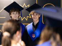 Įspūdingoje scenoje įteikta daugiau nei 1,6 tūkst. KTU diplomų, o į dangų pakilusios kepurėlės pažymėjo naują pradžią