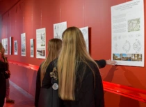 Merginos prekybos centre apžiūrinėja KTU architektūros magistrų baigiamųjų darbų parodą