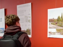 Vaikinas prekybos centre apžiūrinėja KTU architektūros magistrų baigiamųjų darbų parodą