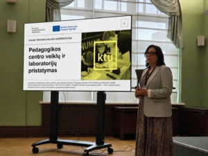 KTU Pedagogikos centro vadovė pristato veiklas ir laboratorijas