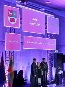 Asta &Scaron;varcaitė KTU diplomų įteikimo &scaron;ventės metu i&scaron;duotas Europos daktaro sertifikatas