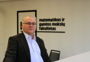 KTU Matematikos ir gamtos mokslų fakulteto profesorius dr. Tomas Ruzgas fakulteto patalpose