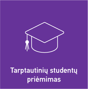 Minimalistinė linijinė baltos spalvos akademinės kepuraitės ikona &scaron;iltai violetiniame fone. Veikia kaip nuoroda į puslapį su informacija tarptautiniams studentams dėl priėmimo į KTU universitetą.
