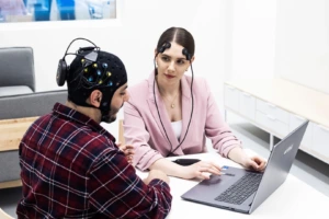 KTU mokslininkai tyrinėja žmogaus smegenų signalus, siekdami geriau suprasti kognityvinius procesus ir kurti naujas technologijas