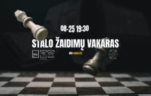 Baltas tekstas paveikslėlio viduryje, aplink tekstą šachmatai, o paveikslėlio apačioje šachmatų lenta.
