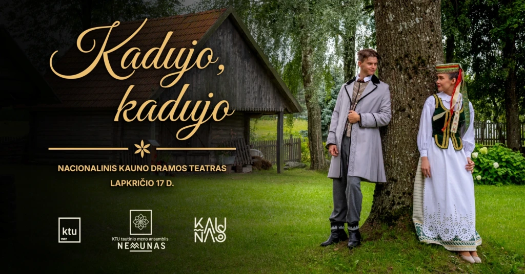 KTU tautinio meno ansamblio „Nemunas“ koncertas Vaikinas ir mergina su tautiniais kostiumais stovi prie medžio